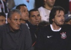 Tite recusa celulares e recorre � m�mica para orientar time da torcida