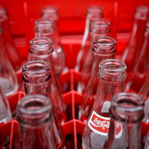 Garrafas vazias de Coca-Cola são reutilizadas