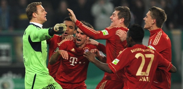 Goleiro do Bayern, Manuel Neuer, comemora vaga na final da Copa da Alemanha