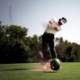 Blog: Prod&iacute;gio do golfe revela t&aacute;tica: treine sua tacada com mel&acirc;ncias; assista &agrave; dica bizarra