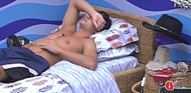 Fael fica pensativo na cama após Fabiana contar que escondeu seu chapéu (24/3/12)