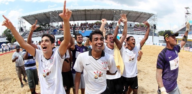Equipe do Corinthians comemora o título do Campeonato Brasileiro de beach soccer