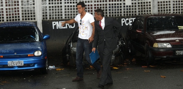 Acompanhado do advogado Sylvio Guerra, Carlos Machado vai à DRCI, no centro do Rio (28/3/12)