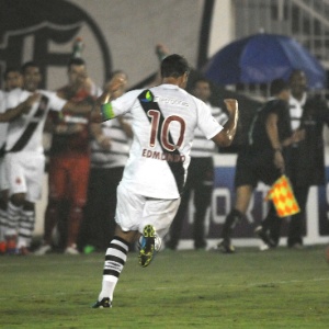 : Edmundo comemora ao marcar em seu jogo de despedida pelo Vasco