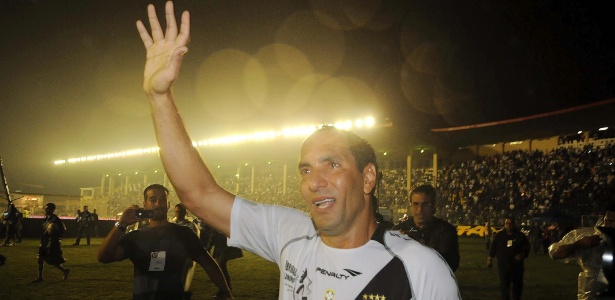 Edmundo, emocionado, acena para a torcida do Vasco após o seu jogo de despedida