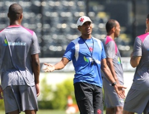 Cristóvão orienta os jogadores do Vasco durante treinamento em São Januário: expectativa alta