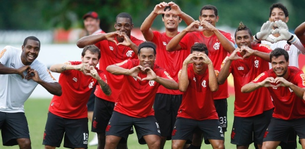 Jogadores do Fla fazem símbolo do coração com a mão em homenagem a Renato