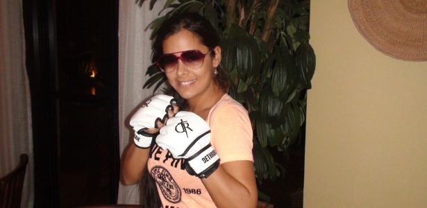Paraguaia posa com luvas de MMA antes de estrear como ring girl no AFC 2, em Manaus
