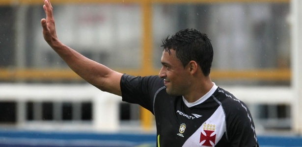 Eder Luis recebeu elogios do treinador, que pediu maior regularidade ao atacante