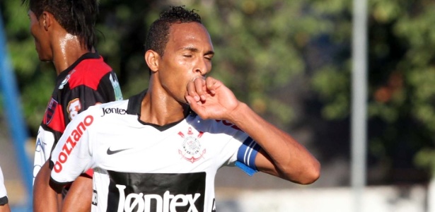 Liedson comemora um de seus gols na vitória do Corinthians por 3 a 0 sobre o Oeste