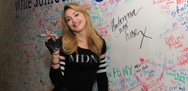 Madonna assina mural na sede do Facebook após participar de bate-papo com os fãs (24/3/12)