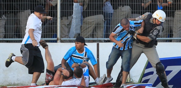 Torcedore brigam após derrota do Grêmio em Pelotas e acabam contidos pela polícia