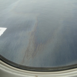Imagem aérea divulgada sábado (31) pelo Inea mostra mancha de óleo de combustível de navio encontrada entre os municípios de Maricá e Saquarema, na região dos Lagos. Segundo técnicos, a mancha "sumiu em alto-mar" ontem (1º)