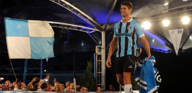 No lançamento do uniforme do Grêmio, celebridades desfilaram, mas só duas camisas