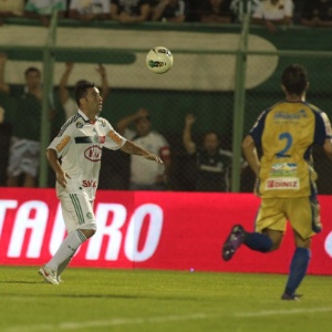 Daniel Carvalho tenta conduzir a bola durante a partida do Palmeiras contra o Horizonte