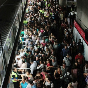 Foto de abril de 2012 mostra plataforma da estação Sé do Metrô de São Paulo, sentido zona leste, completamente lotada