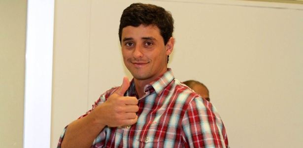 Vencedor do BBB12, Fael acena para fotógrafos no Aeroporto Santos Dumont, no Rio de Janeiro (5/4/12)