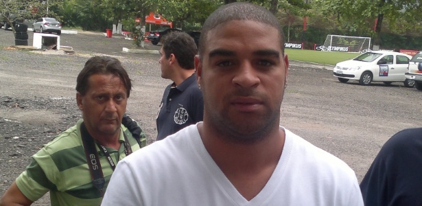 Pedro Chiaverini/UOL Esporte Adriano terá que ficar seis semanas sem pisar com o pé esquerdo no chão