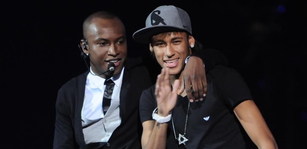 Na gravação de seu primeiro DVD da carreira solo, Thiaguinho investiu na imagem de seu amigo Neymar (5/4/12)