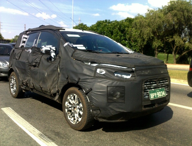 Novo Ford EcoSport surge com forte camuflagem, inclusive pintada nas rodas, em Sorocaba (SP); suas placas eram de Tatuí (SP), cidade onde há pista de testes da Ford
