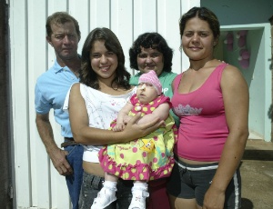 A menina Marcela de Jesus Ferreira, em foto com a família ao completar um ano de vida em 2007 no interior de SP;  caso foi destacado por especialistas e entidades contrários ao aborto de anencéfalos  