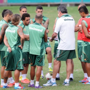 Técnico Abel Braga conversa com jogadores do Fluminense durante o treino nas Laranjeiras