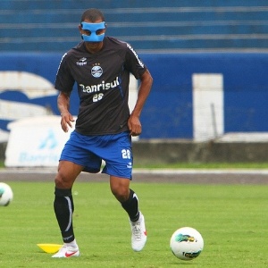 Gilberto Silva diz que máscara o faz ficar "menos bonito" e dificulta na visão das jogadas defensivas