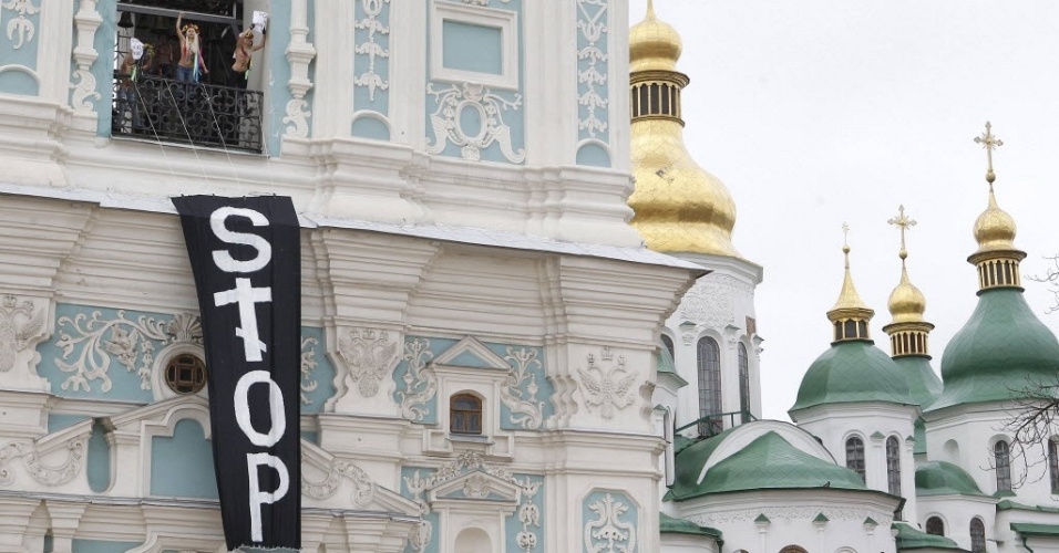 Ativistas Do Femen Protestam Seminuas Contra Proibi O Do Aborto