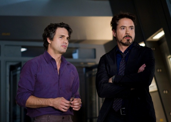 Bruce Banner (Mark Ruffalo) e Tony Stark (Robert Downey Jr. trabalham juntos em Os Vingadores