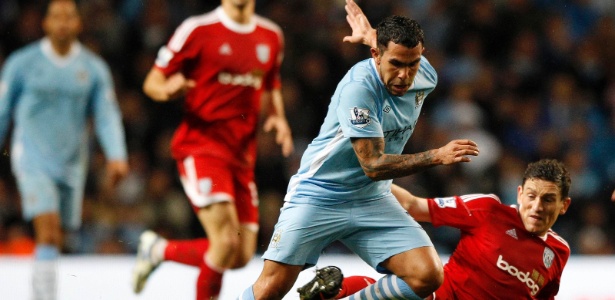 Carlitos Tevez passa pela marcação de jogador do West Bromwich durante o duelo