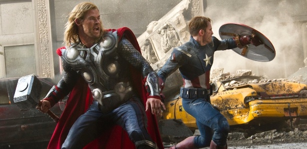 Chris Hemsworth (Thor) e Chris Evans (Capitão América) lutam juntos em cena de Os Vingadores