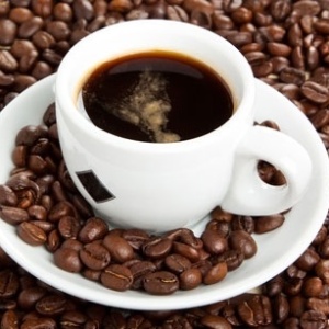 Pessoas que consumiram, em média, três xícaras de café por dia, normal ou descafeinado, tiveram menos risco de morrer de doenças cardiovasculares e respiratórias, AVC, ferimentos, acidentes, diabetes e infecção do que as que não ingeriram a bebida