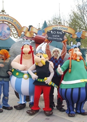 Personagens da revista em quadrinhos Asterix posam para fotos na entrada do parque de diversões Euro Disney, em Paris