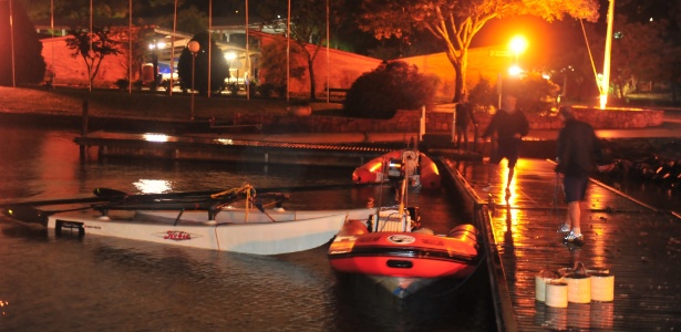 Lauro Alves/Agência RBS Forte vendaval registrado na tarde de sábado atingiu uma regata em Ipanema, zona sul de Porto Alegre. Embarcações foram viradas e participantes foram jogados na água. Na imagem, bombeiros buscam pelas vítimas do mau tempo