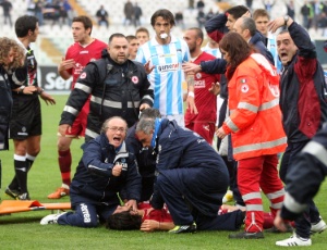 Médicos tentam socorrer Piermario Morosini após jogador do Livorno sofrer uma parada cardíaca 