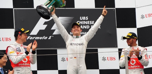 Rosberg levanta troféu do GP da China ao lado do 2º colocado Button e do 3º, Hamilton