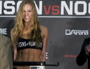 A musa Ronda Rousey sorri durante pesagem para luta de MMA; Dana pode contratá-la