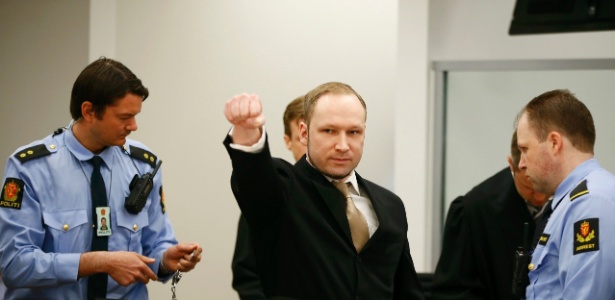 Anders Behring Breivik levanta o punho ao chegar à corte para o primeiro dia de julgamento em Oslo