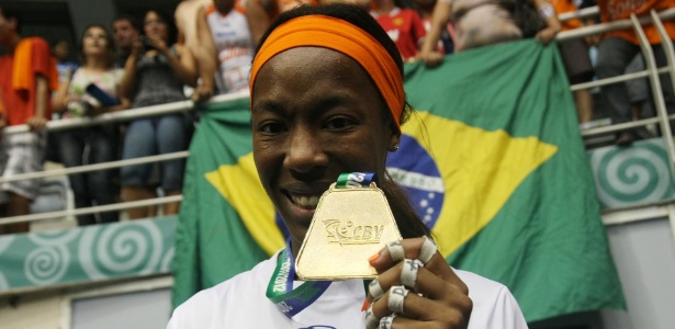 Alexandre Arruda/CBV Hooker exibe a medalha de campeã da Superliga após a vitória do Sollys/Nestlé no Rio