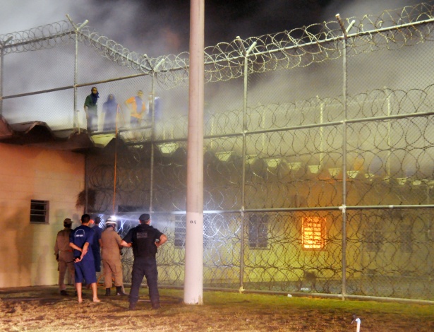 Mais de 400 presos mantêm 120 reféns em presídio de Aracaju