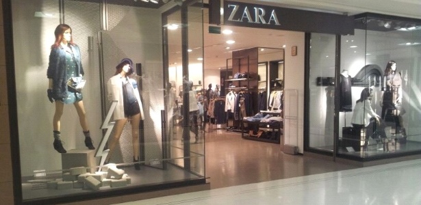 À esquerda, o raio que lembra o símbolo da Zoomp, na vitrine da Zara