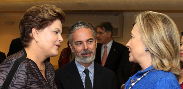 A presidente Dilma Rousseff, acompanhada do ministro Antonio Patriota (Relações Exteriores), conversa com a secretária norte-americana de Estado, Hillary Clinton