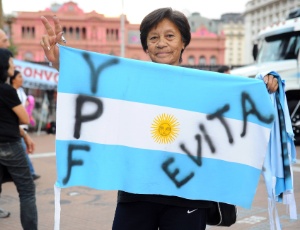 Argentinos se manifestam após o governo do país decidir expropriar 51% da YPF, filial argentina do grupo espanhol Repsol