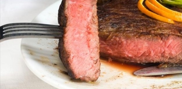 A ingestão diária de carne bovina ou suína, independentemente do tamanho da porção, aumentou em até 35% o risco de desenvolver câncer de intestino grosso