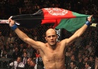 Afegão promete mais nocautes 'estilo Mike Tyson' após bater Caveira em 42s no UFC