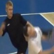 Blog: Jogador faz gol no futsal, reclama de rival, leva chute no rosto e vai a nocaute; assista 