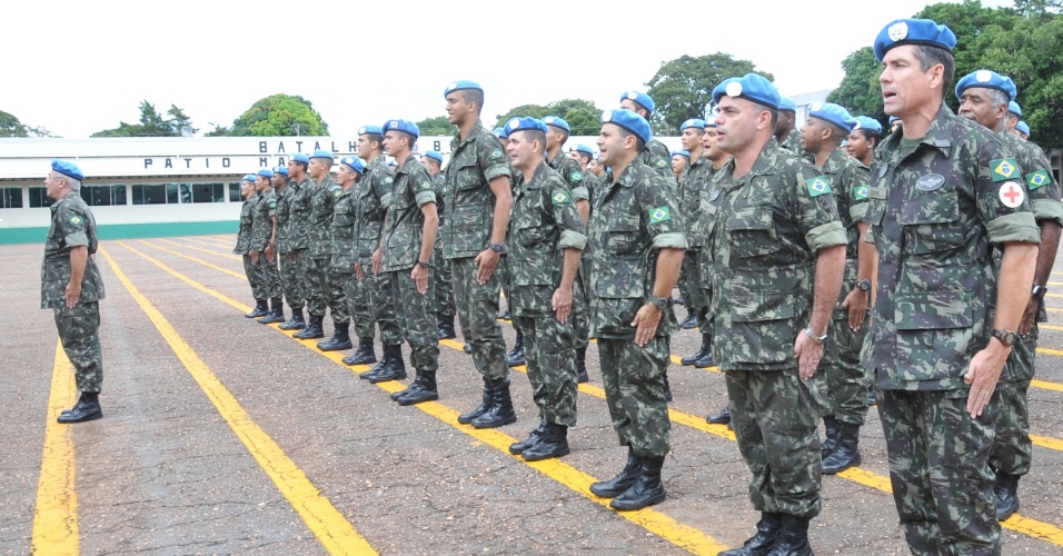 http://imguol.com/2012/04/18/militares-brasileiros-que-atuaram-na-missao-de-paz-da-onu-organizacao-das-nacoes-unidas-no-haiti-voltaram-para-brasilia-em-marco-de-2011-1334775502525_956x500.jpg