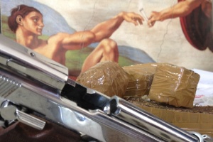 Réplica da obra "A criação de Adão" (ao fundo), de Michelangelo, retrata Deus segurando cigarro (Marcelo Prates/ Hoje em Dia/ AE).