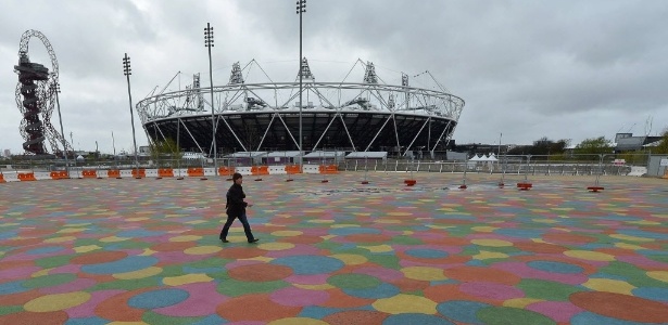 Visitante caminha pelo parque olímpico de Londres, que pode receber prova de F-1