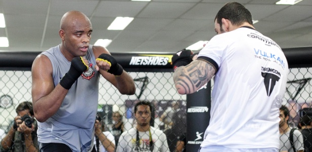 O lutador Anderson Silva pratica técnicas de luta em pé em treino no Corinthians
